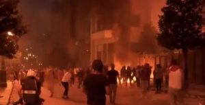 27736 اندلاع حريق في محيط البرلمان اللبناني وسط العاصمة بيروت 5 300x153 - بعد هـ.ـيروشيما بيروت.. كـ.ـارثة جديدة وسط بيروت والوضع يتأزم (صور+فيديو)