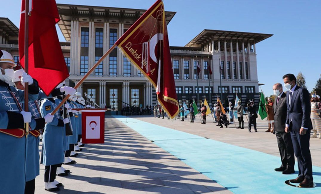 فعل أمير قطر - بالفيديو ... أمير قطر  يثير ردود أفعال متباينة أثناء مراسم الاستقبال التركية