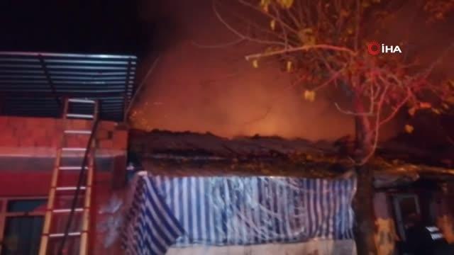 .jpg - شاهد بالصور ...حريق يلتـ.ـهم منزل عائلة سورية في إزمير ويمتد إلى بناء مكون من طابقين