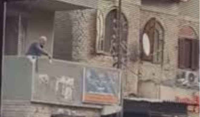 image - شاهد بالفيديو ..مصري يمطر الناس نقوداً من شرفة منزله