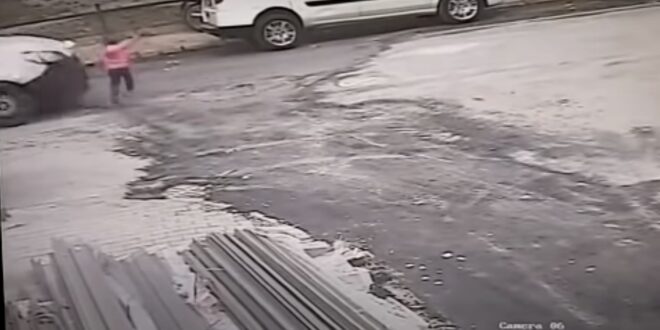 lkl 660x330 - شاهد بالفيديو ....لحظة اصطدام سيارة بطفلة تركية صغيرة تؤدي إلى وفاتها