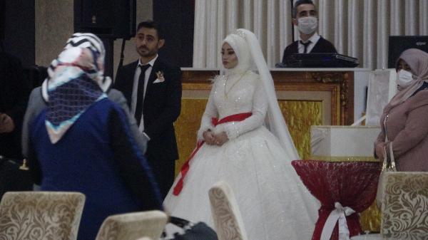 ol - شاهد بالفيديو ... الشرطة تقتحم حفل زفاف تركي وتغرم العريس والعروس تغرق بالبكاء