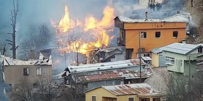 plo - بالفيديو .... حريق ضـ.ـخم و مخيـ.ـف يلتـ.ـهم منازل قرية تركية واحد تلو الآخر