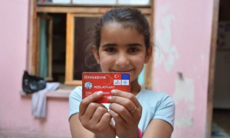 rt - الاتحاد الأوروبي يمدد دعم بطاقات " الهلال الأحمر" للاجئين في تركيا