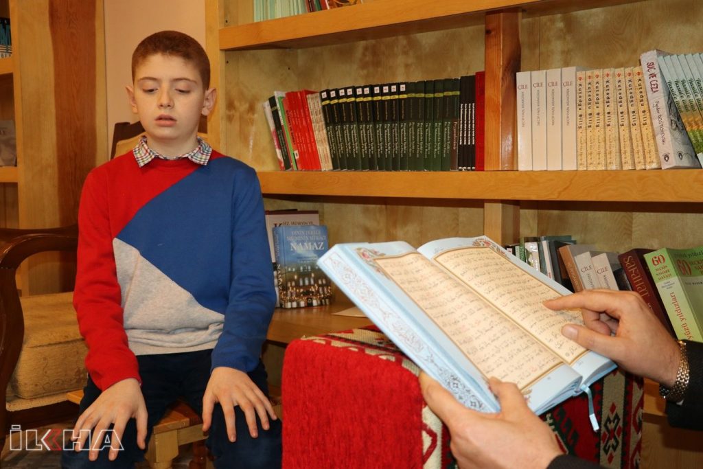 yuio - بالفيديو والصور طفل سوري يجتاز امتحان حفظ القرآن الكريم في ولاية غازي عنتاب
