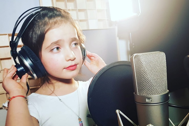E31oKvRXoAMXtWK - ألمانيا : طفلة سورية تغني لوطنها وتبكي كل من يسمعها وترجمت أغنيتها إلى الألمانية ( فيديو )
