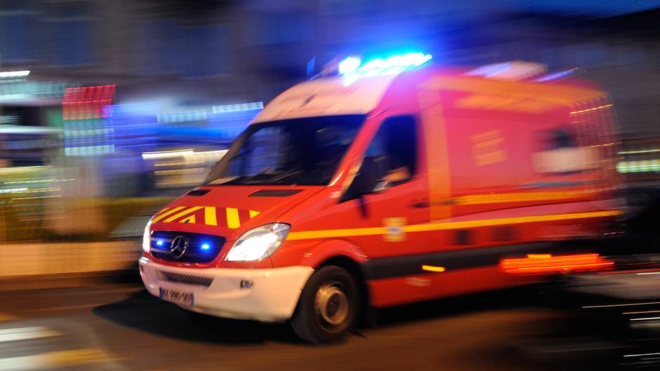 EMY3n1mXsAAWcPr - ألمانيا : وفاة رجل وطفل بعد سقوط سيارتهم في نهر