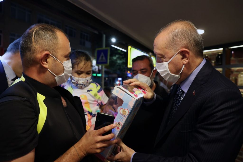 img 1629628139 1024x683 - بالصور ..أردوغان يلتقي مواطنين في مطعم بإسطنبول