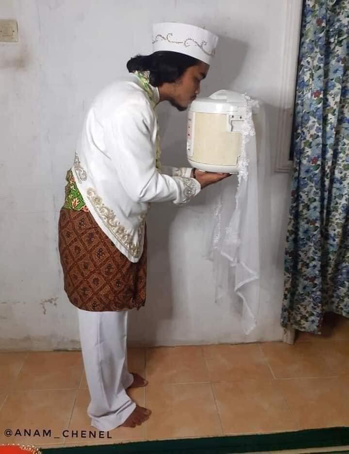 244511342 404969631069448 1653525796508463350 n - بالصور..اندونيسي يعلن زواجه من طنجرة طبخ للأرز ويقبل رأسها !!