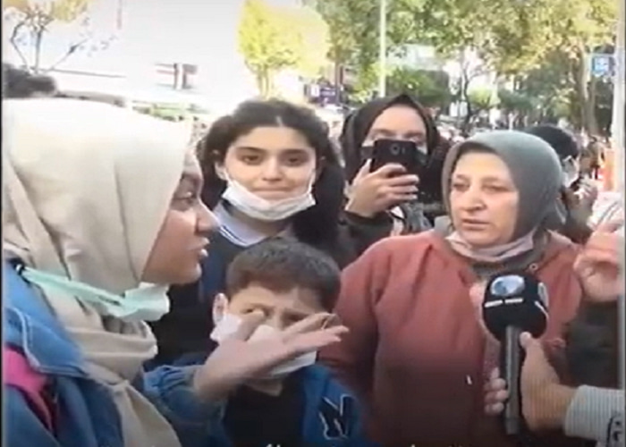 سورية - فيديو..طالبة سورية "أخت الرجال" ترد على الاتراك الذين يطالبون بطـ.ـرد السوريين لانهم يأكلون الموز والفواكه وهم لا !!