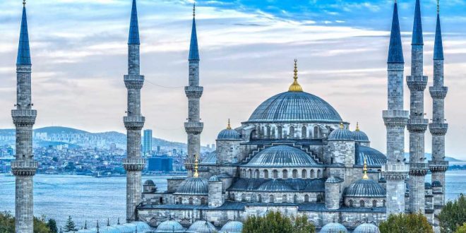 الازرق في اسطنبول 660x330 - مسجد السلطان احمد أو الجامع الأزرق من أهم الأماكن السياحية والتاريخية في اسطنبول
