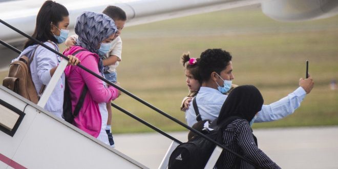 1602957850883791553 660x330 - شولتس يفي بوعده تجاه اللاجئين ووصول أول دفعة من السوريين إلى ألمانيا