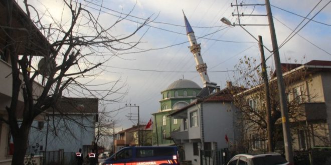 1638384732 1 660x330 - شاهد مئذنة مسجد تركي تتحـ.ـدى العاصفة وتتمايل مثل الأشجار (فيديو)
