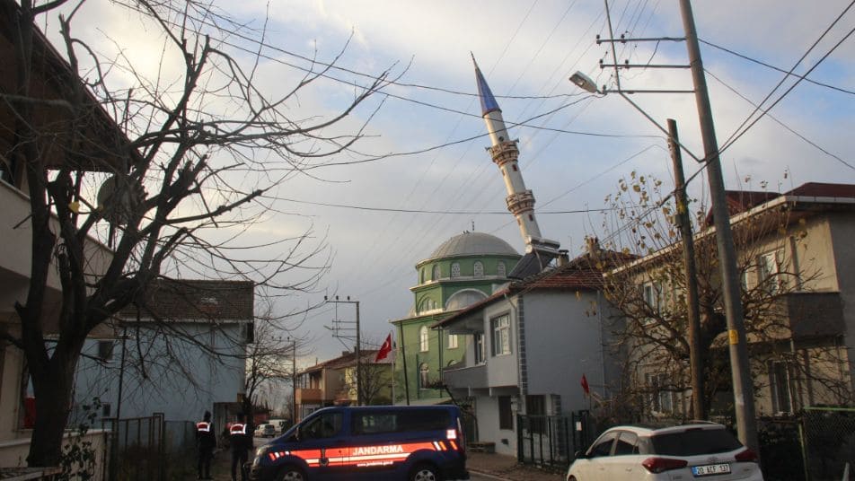 1638384732 1 - شاهد مئذنة مسجد تركي تتحـ.ـدى العاصفة وتتمايل مثل الأشجار (فيديو)