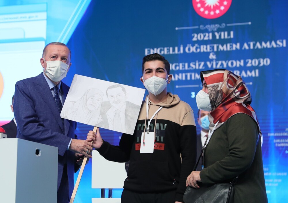 FFr6KyPWYAgEwU6 - شاهد.. أردوغان ينحني ويقبل يد شاب من أصحاب الاحتياجات الخاصة (فيديو)
