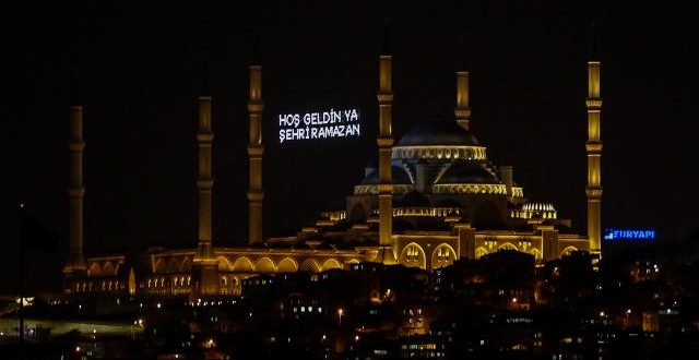 ramazan mahya 1558349 2 640x330 - متى يبدأ شهر رمضان الكريم عام 2022 في تركيا ؟ موعد وتاريخ أول يوم من رمضان 2022