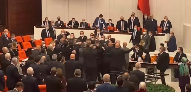 tbmm de milletvekilleri arasinda yumruklu kavga 14584214 4740 m - فيديو..شـ.ـجار بالأيـ.ـدي بين نواب حزب "العدالة والتنمية" وحزب "الشعب " المعارض داخل البرلمان التركي