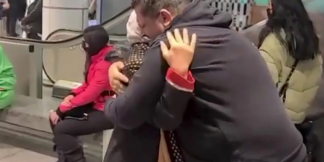 7 770x433 1 660x330 - لحظات عاطفية مؤثرة لشاب سوري يلتقي بأمه بعد فراق 11 سنة في مطار كندا (فيـ.ـديو)