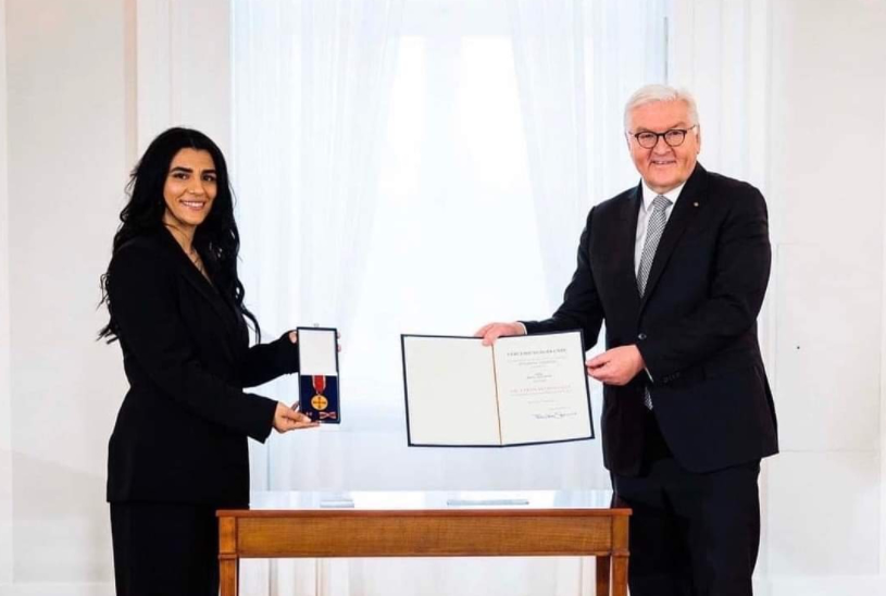 الالماني يمنح - الرئيس الألماني يمنح أعلى جائزة شرفية في المانيا لفتاة سورية .. ما قصتها ؟