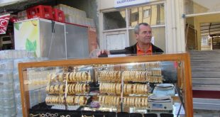 4121983 660x330 1 310x165 - كأنه يبيع السيميت .. شاهد بائع ذهب متجول في مدينة تركية يثير استغراب كل من يراه (فيديو)