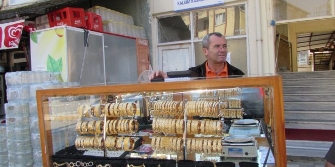 4121983 660x330 1 - كأنه يبيع السيميت .. شاهد بائع ذهب متجول في مدينة تركية يثير استغراب كل من يراه (فيديو)