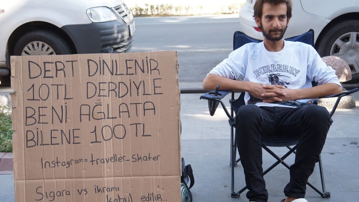 5455 1 - شاب تركي يتصدر مواقع التواصل بعد اتخاذه مهنة غريبة في شوارع تركيا!