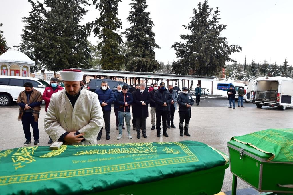 FJ4BsejXsAgfwaM 2 - شاهد بالصور والي غازي عنتاب يحمل جنازة الطفلين السوريين الذين توفيا في حريق بمنزلهم