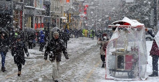 istanbul icin tarih verildi kar geliyor 1641883271 640x330 - 7 ألف من فرق الطوارئ جاهزون .. تحـ.ـذيرات عاجلة لسكان اسطنبول من تساقط الثلوج