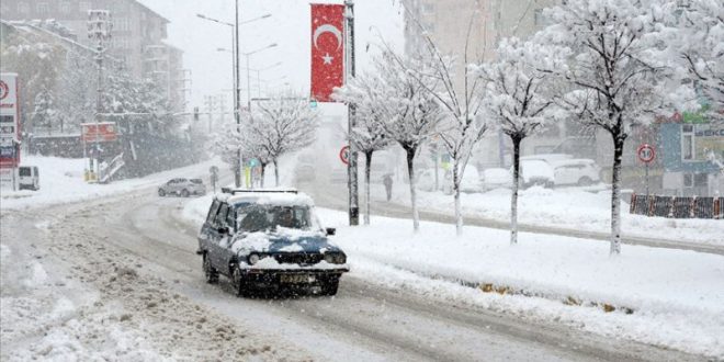 kar Wp9UTAkuLd 660x330 - مشهد رهيب لكثافة الثلوج التي وصلت إلى 8 امتار في قرية تركية وكيف تمكنت الفرق من الوصول إليها لانقاذ المختار (فيديو)