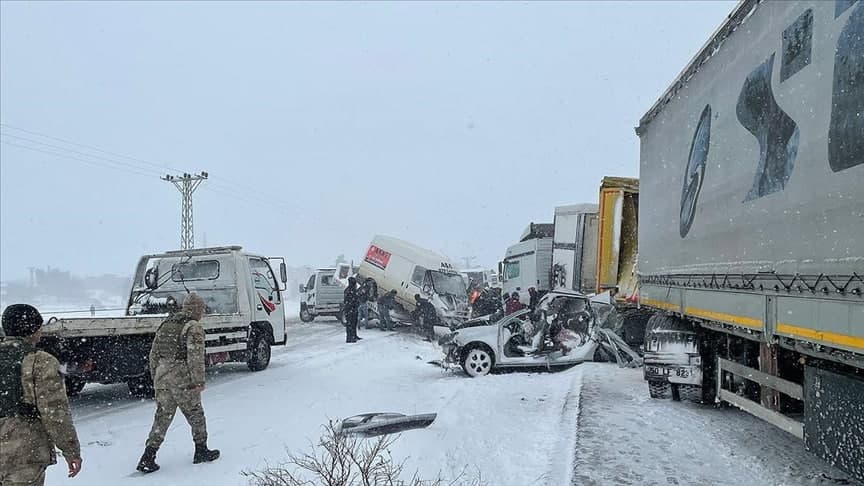 photo ٢٠٢٢ ٠١ ١٩ ١٤ ٢٣ ٥٢ - عاجل :  10 سيارات تصـ.ـطدم ببعضها وعدد كبير من الضـ.ـحايا بولاية تركية بسبب الثلوج