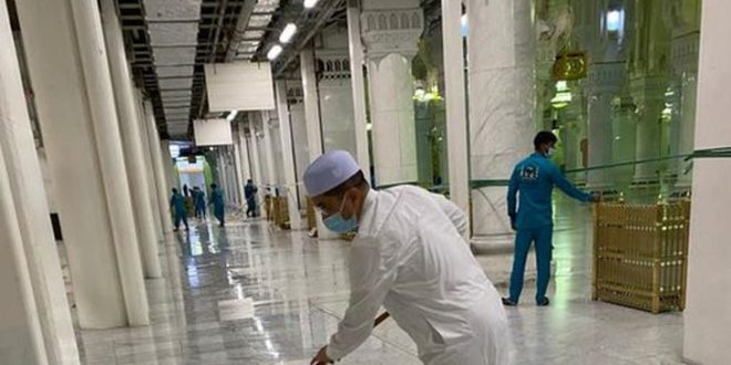 ماليزي ينظف الحرم المكي 1619697246 0 728x405 1 660x330 - قصة المليونير الذي أصبح يكنس المسجد الحرام من روائع القصص التي ستبكي من التأثر بها