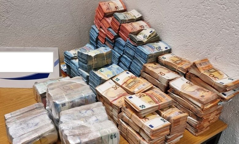 شاب في المانيا يعيد 5 مليون يورو لصاحبه.. والمكافأة غير متوقعة وصادمة 20211206 1638809236 328 780x470 - شاب في المانيا يعيد 5 مليون يورو لصاحبه.. والمكافأة غير متوقعة وصادمة