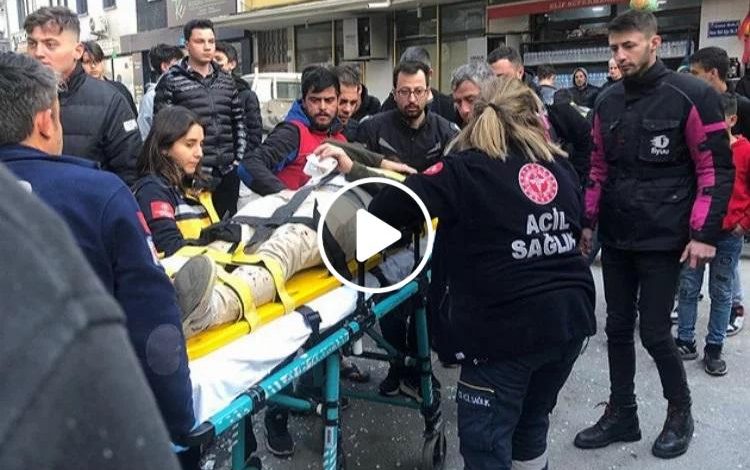 مشهد قـ.ـاسي لاصـ.ـطدام سيارة بدراجة نارية يقودها شاب سوري في مدينة تركية والسائق يهرب من المكان دون اسعافه (فيديو) bursa da otomobilin carptigi motosikletli magazaya daldi 1668614352 200 x750 1 750x470 - مشهد قـ.ـاسي لاصـ.ـطدام سيارة بدراجة نارية يقودها شاب سوري في مدينة تركية والسائق يهرب من المكان دون اسعافه (فيديو)