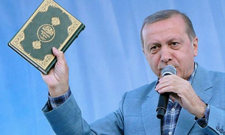 يقرأ القرآن 2 780x470 - شاهد بالفيديو أردوغان يضرب السويد بقوة على رأسها وينتقم للاسلام والمسلمين بعد حرقها للقرآن الكريم