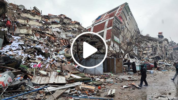 64626263 303 - من الداخل.. شاهد بالفيديو لحظة انهيار منزل فوق عائلة تركية جراء الزلزال