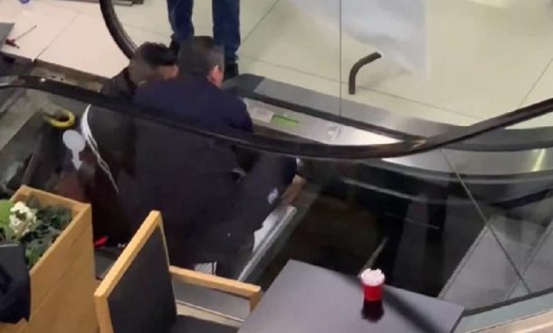 شاهد قدم طفل تركي يعلق على السلم الكهربائي ويتقـ.ـطع منه 3 اصابع في مشهد فـ.ـظـ.ـيع وكـ.ـارثي avm de ayagi yuruyen merdivene sikisan filipi 3 15602124 o 1 780x470 - شاهد قدم طفل تركي يعلق على السلم الكهربائي ويتقـ.ـطع منه 3 اصابع في مشهد فـ.ـظـ.ـيع وكـ.ـارثي