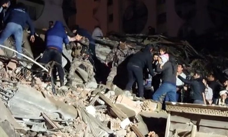 b5a5772d 037b 44b5 b451 5fdf590415ce 780x470 - شاهد سوري يوثق لحظة الزلزال من اول هزة وحتى انهيار  المبنى ونجاته بإعجوبة من تحت الركام مع عائلته