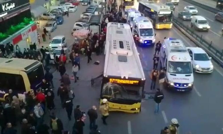 شاهد لحظة اصطدام حافلة بلدية اسطنبول بموقف الحافلات ودهس عدد كبير من الاشخاص ووقوع ضحايا bahcelievler de iett otobusu duraga girdi 15602787 753 m 780x470 - شاهد لحظة اصطدام حافلة بلدية اسطنبول بموقف الحافلات ودهس عدد كبير من الاشخاص ووقوع ضحايا