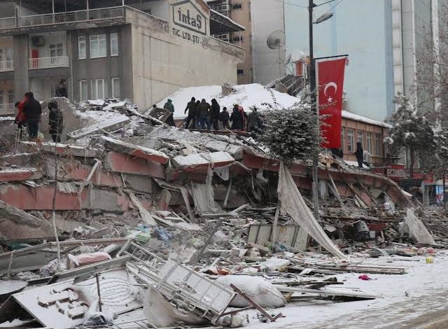 "إذا استشهدنا وتوفينا سامحنا"..مكالمة هاتفية تدمي القلب لشاب سوري عالق تحت الأنقاض في تركيا images 1 13 640x470 - "إذا استشهدنا وتوفينا سامحنا"..مكالمة هاتفية تدمي القلب لشاب سوري عالق تحت الأنقاض في تركيا