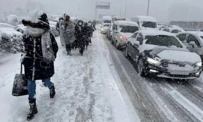 istanbul valiliginden saatli uyari 780x470 - عاجل : 5 ولايات تركية تعلن تعطيل المدارس بسبب العاصفة الثلجية وتحذير خطير جدا من والي اسطنبول