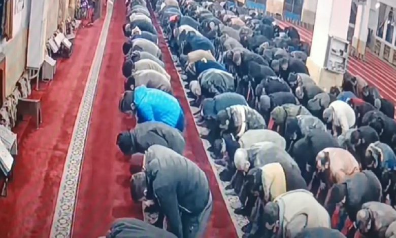 مشهد تقشعر له الابدان لمصلين سوريين وهم ثابتون في صلاتهم والارض تهتز تحتهم بقوة اثناء الزلزال 87 780x470 - مشهد تقشعر له الابدان لمصلين سوريين وهم ثابتون في صلاتهم والارض تهتز تحتهم بقوة اثناء الزلزال