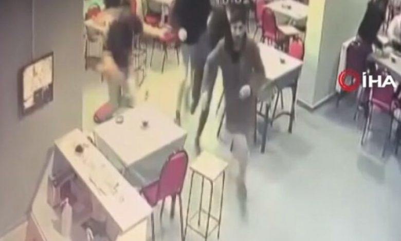 شاهد شخص تركي يشعر بالدوار في مقهى ليصرخ بحدوث الزلزال ويهرب جميع الاشخاص المتواجدين هناك 88 780x470 - شاهد شخص تركي يشعر بالدوار في مقهى ليصرخ بحدوث الزلزال ويهرب جميع الاشخاص المتواجدين هناك
