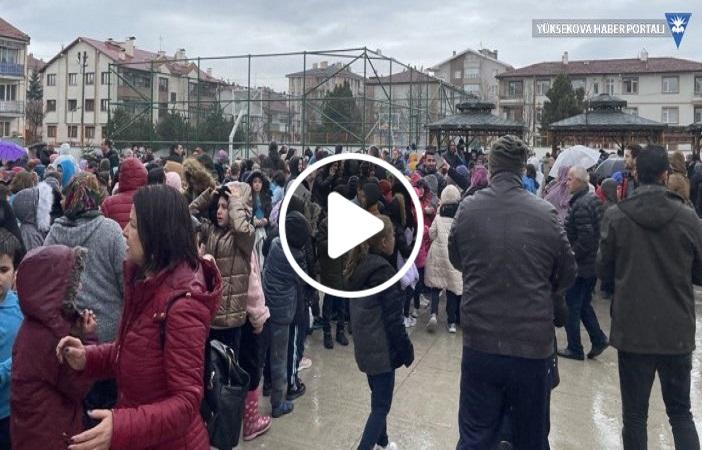265090 - شاهد بالفيديو شدة الزلزال القوي الذي ضرب مدينة تركية وكيف اهتزت السيارات والبنايات وهروب السكان للشوارع