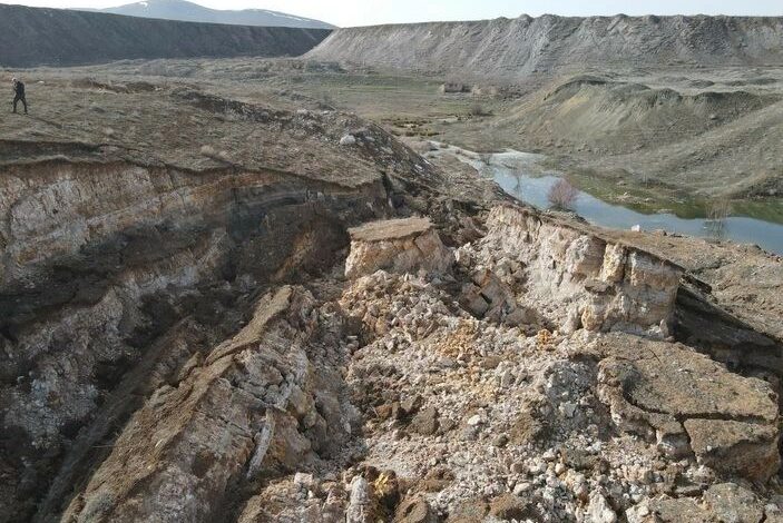 مشهد مهول لنقطة انطلاق الزلزال المدمر الذي ضرب تركيا وسوريا وكيف قسمت الارض والبساتين وشققت الصخور وكأنها كرتونة 333648516 677778904353785 7306692296979688549 n 703x470 - مشهد مهول لنقطة انطلاق الزلزال المدمر الذي ضرب تركيا وسوريا وكيف قسمت الارض والبساتين وشققت الصخور وكأنها كرتونة