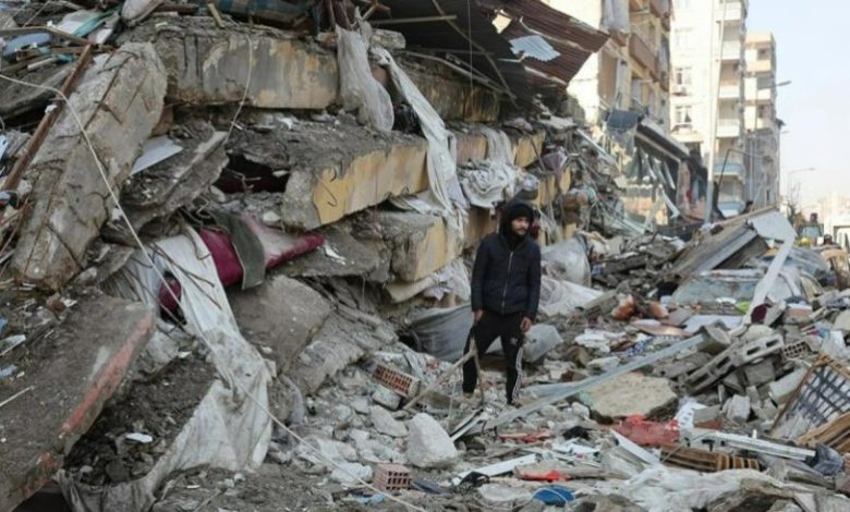 8784646465 780x470 1 - شاهد ضرب شبان سوريين في تركيا بعد اتهامهم بالسرقة ظلما حيث كانوا يبحثون عن أقاربهم تحت انقاض الزلزال