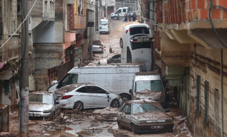 deprem bolgesindeki sel felaketinin boyutu 15700423 7423 m 780x470 1 - مشاهد كارثية للدمار الحاصل بسبب الفيضانات في مناطق الزلزال بتركيا بعد انحسار المياه (فيديو )
