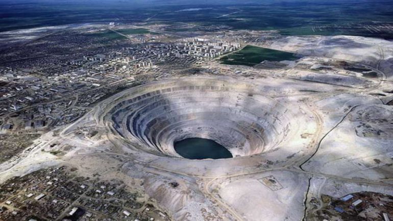 index 770x433 1 - حفرة نهاية العالم.. ظهور حفرة سوداء غامضة تثير الرعب في سيبيريا (صور)