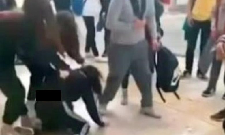 شاهد مجموعة من الفتيات يعتدن بالضرب الوحـ.ـشي على فتاة صغيرة بالركلات واللكمات وشد الشعر في مدينة تركية kiz ogrenciler 14 yasindaki kizi saclarindan 15666857 1043 m 780x470 - شاهد مجموعة من الفتيات يعتدن بالضرب الوحـ.ـشي على فتاة صغيرة بالركلات واللكمات وشد الشعر في مدينة تركية
