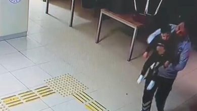 nefes borusuna cisim kacan cocugu guvenlik gorevlisi kurtardi 085718 20230321 390x220 - شاهد مواطن تركي يقوم بانقاذ حياة طفل سوري في اللحظات الاخيرة وسط انهيار الأم