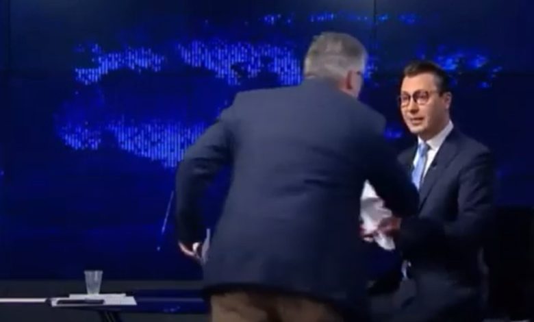 إشتباك كلامي و"كادوا ان يتضاربوا"...شاهد مذيع اورينت يطرد محلل تركي أساء للسوريين من حلقته والسلطات التركية تعلن ايقاف المذيع 93 780x470 - إشتباك كلامي و"كادوا ان يتضاربوا"...شاهد مذيع اورينت يطرد محلل تركي أساء للسوريين من حلقته والسلطات التركية تعلن ايقاف المذيع